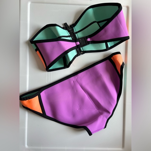 Very Gently Worn Triangl Lily Blueberry Burst Bikini - Picture 4 of 5
